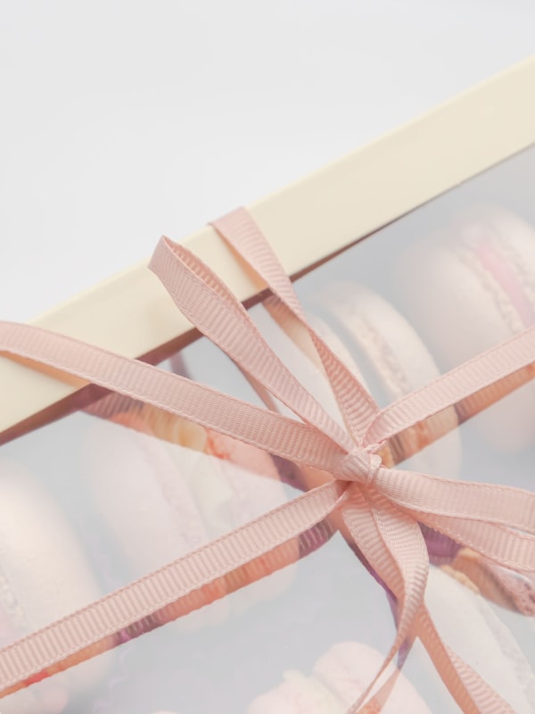 Categoría Regalos y Combos — regalo envuelto en tonos blush con listón
