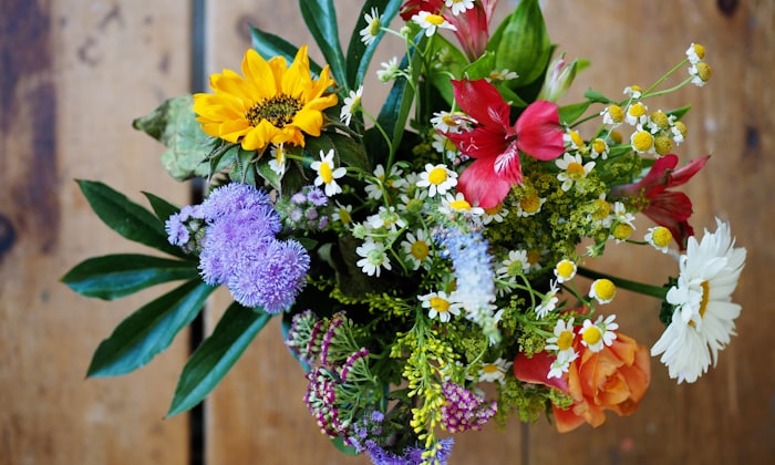 Ramo colorido de flores para celebración de XV años